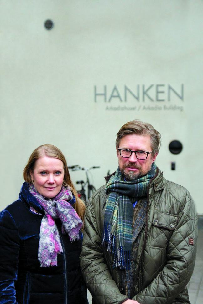 Virpi Sorsa och Jouni Virtaharju forskar i Helsingfors stads organisationsförändring.