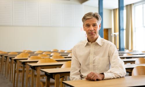 Rektor Ingmar Björkman sitter i en föreläsningssal på Hanken