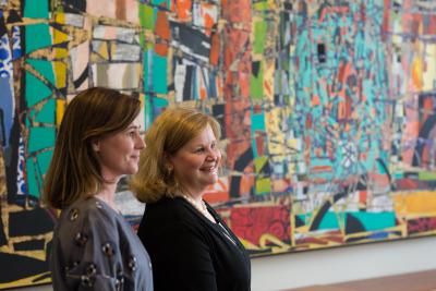 Camilla Wardi och Karen Spens intill ALfred Bomans målning utan titel (2014)..jpg
