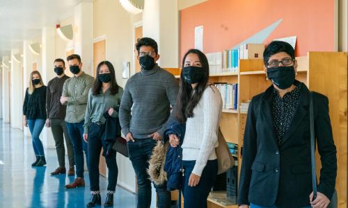 Studenter i korridåren med masker på