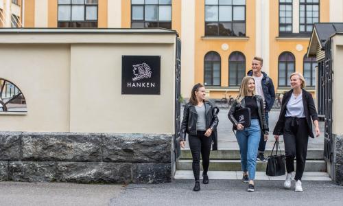 Studenter gå ut från Hankens port i Vasa