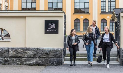 Studenter utanför Hanken i Vasa