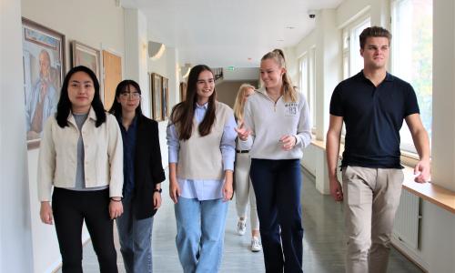 Students walking in Hanken's corridor