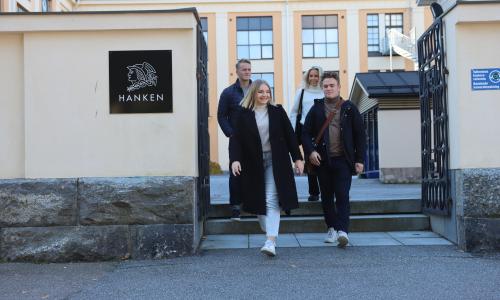 Studenter som är på väg ut ur Hankenbyggnaden i Vasa.