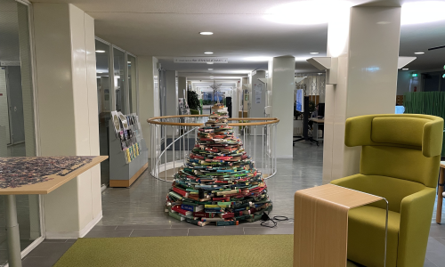 Bokgran 2025 i entréen av biblioteket