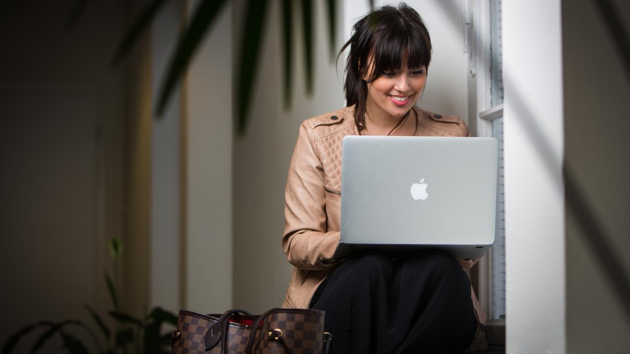 En kvinnlig student sitter vid en dator