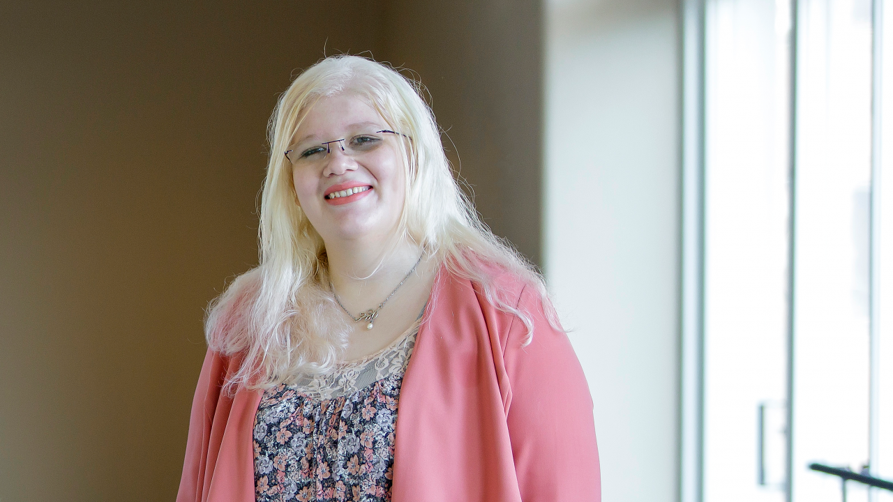 Lobna Hassan står vid fönstret i Hankens korridor.