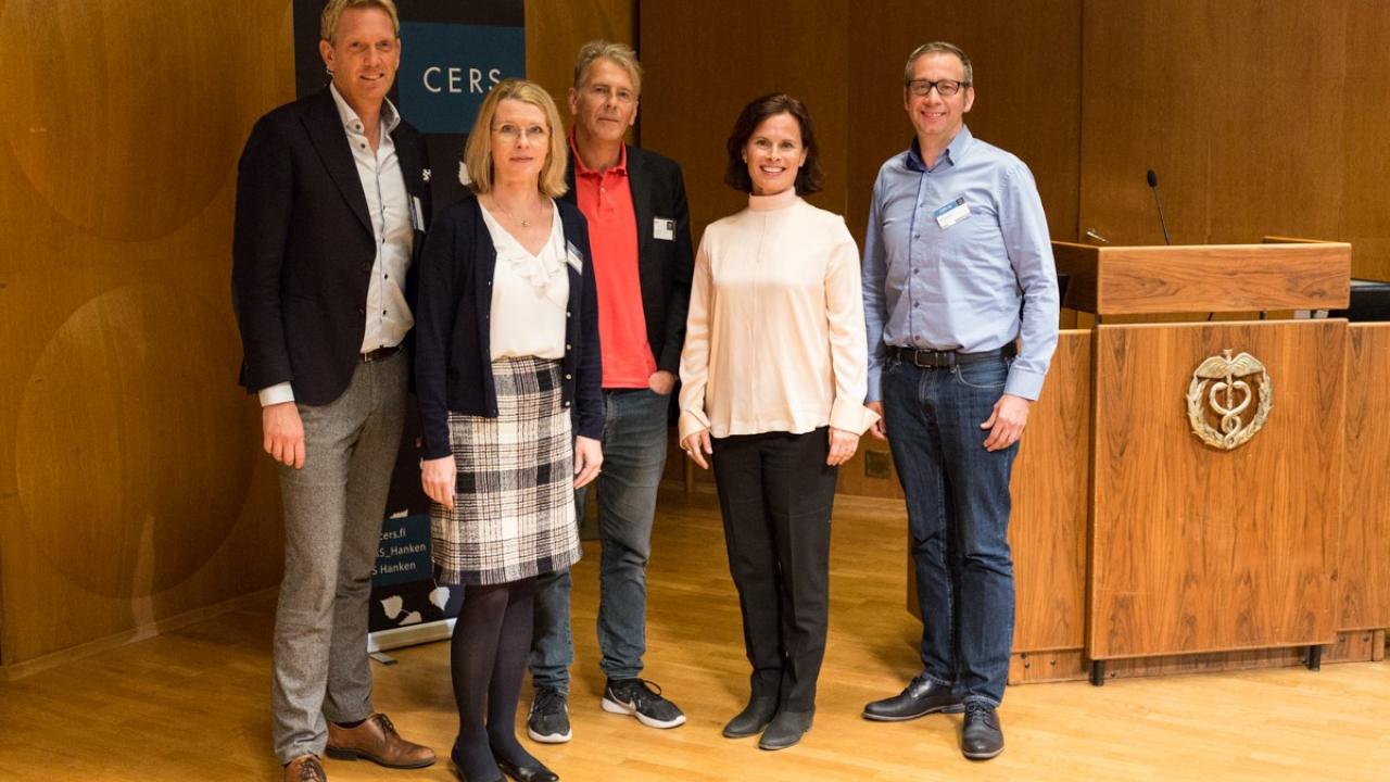 New Senior Fellows of CERS standing in Hanken's assembly hall 