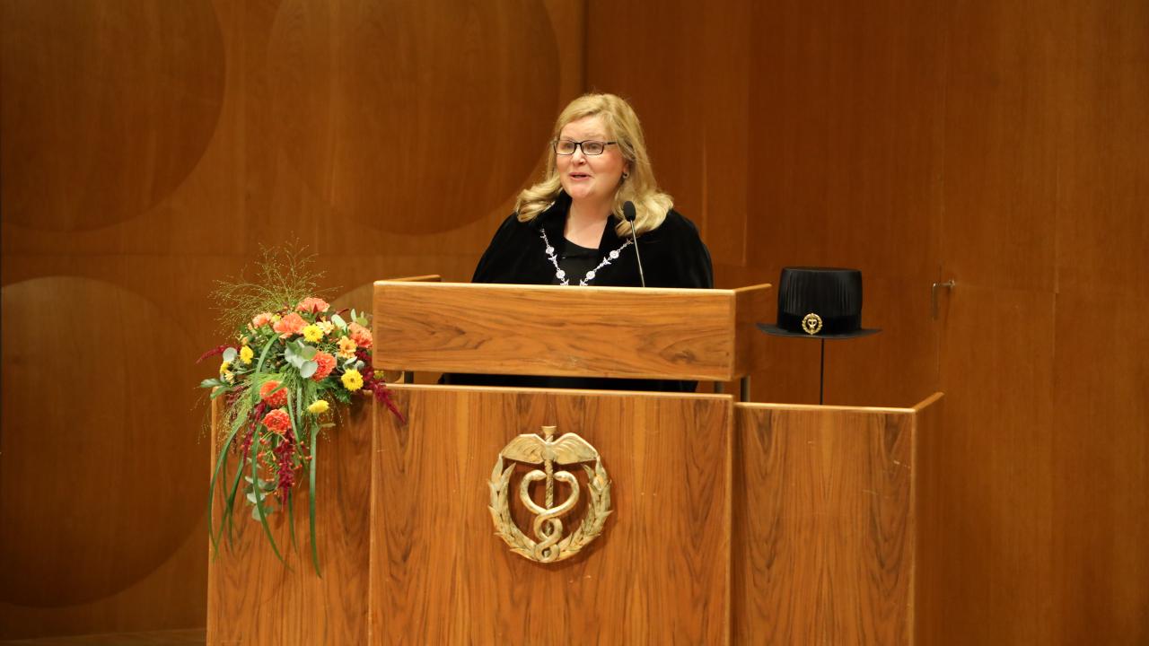 Rektor Karen Spens håller tal under inskriptionen 3.9.2020