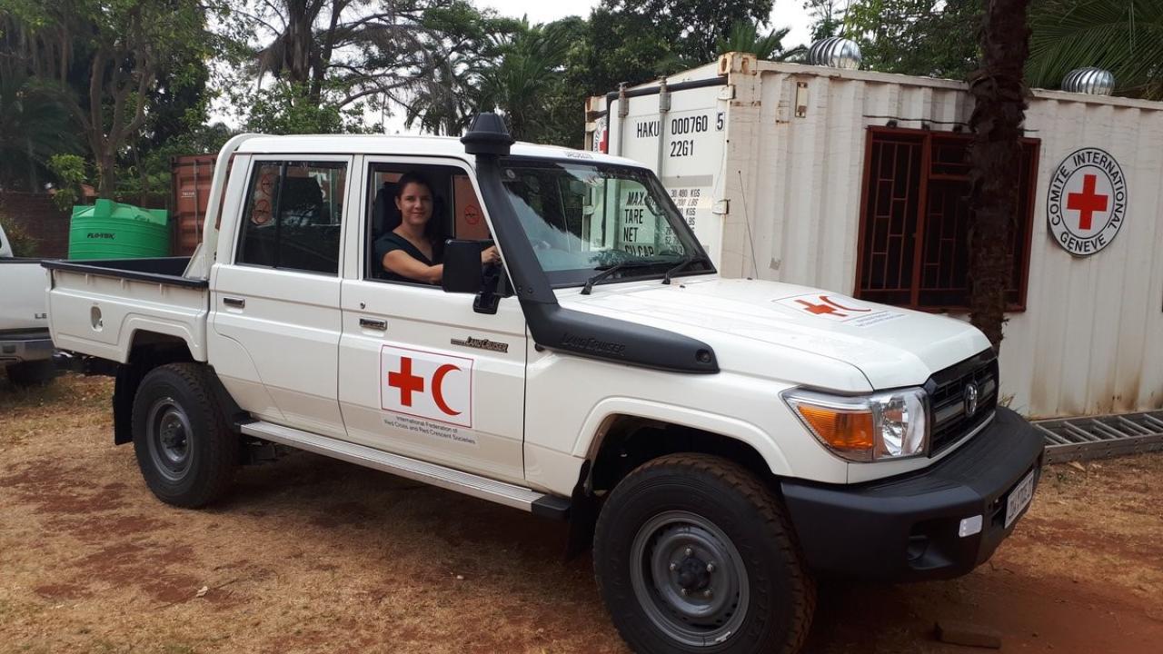 Gyöngyi Kovacs i Röda korsets bil