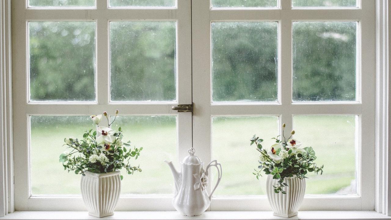 Bild av fönster med blomkrukor