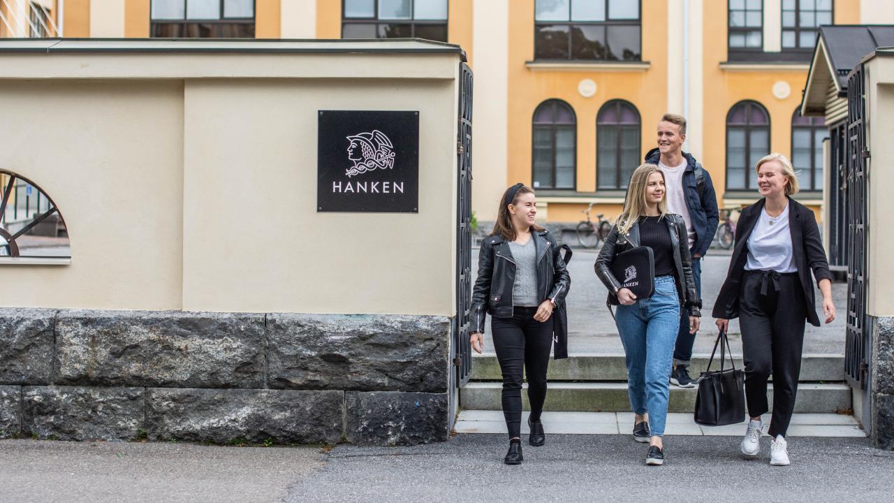 Studenter gå ut från Hankens port i Vasa