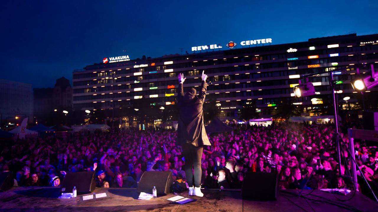 Artist and audience at Vaasa Campus Festival 2019. Photographer: Satu Aaltonen