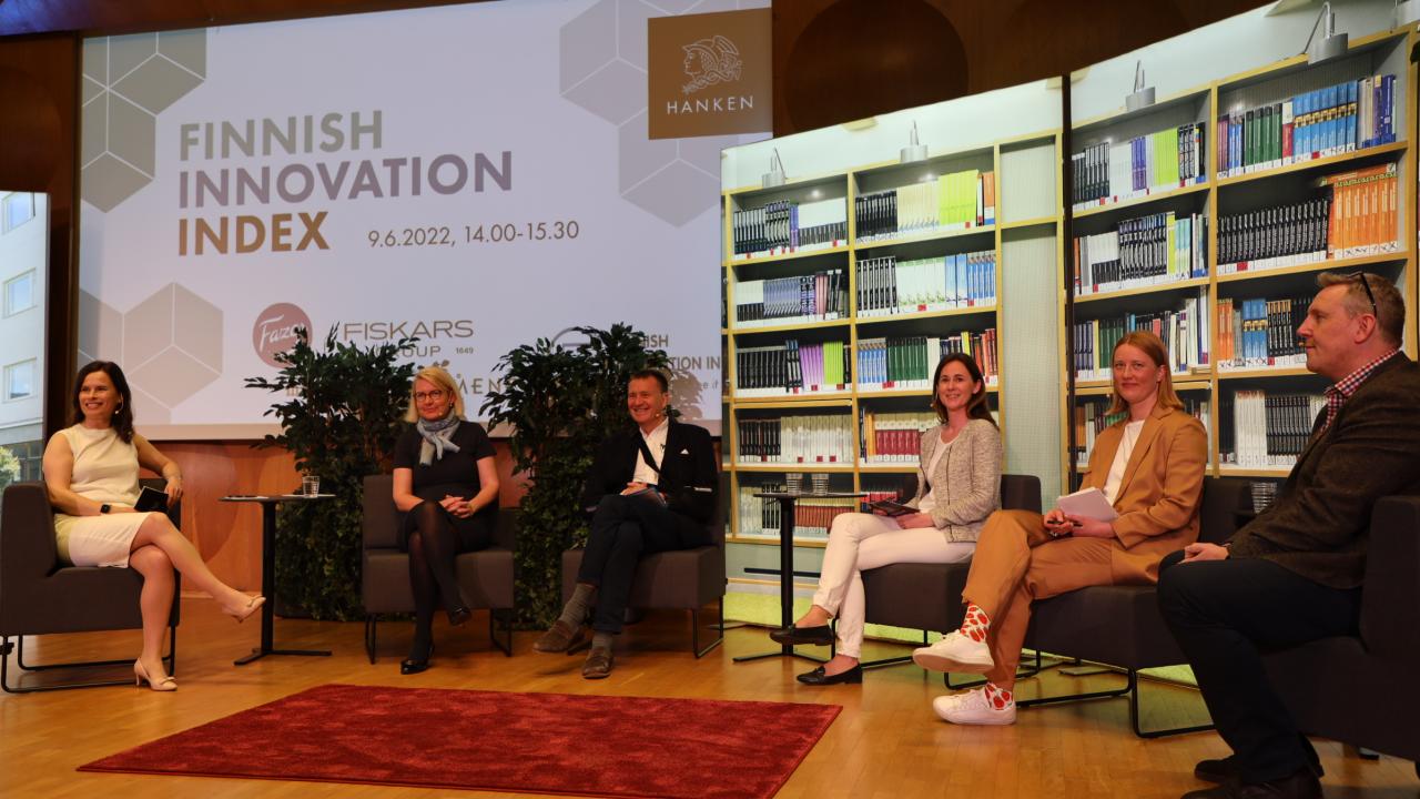 Paneldeltagare på scenen på Finnish Innovation Index 2022