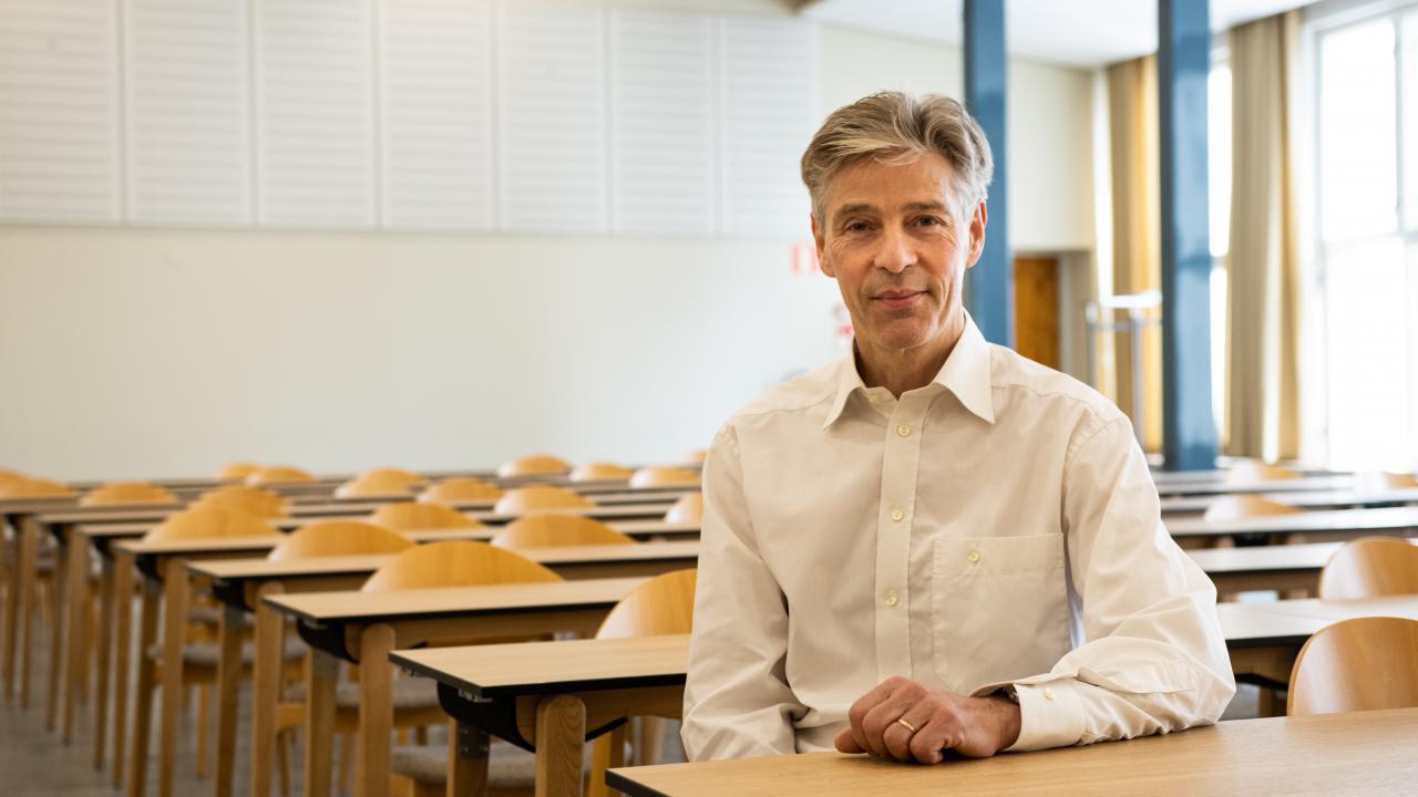 Rektor Ingmar Björkman sitter i en föreläsningssal på Hanken