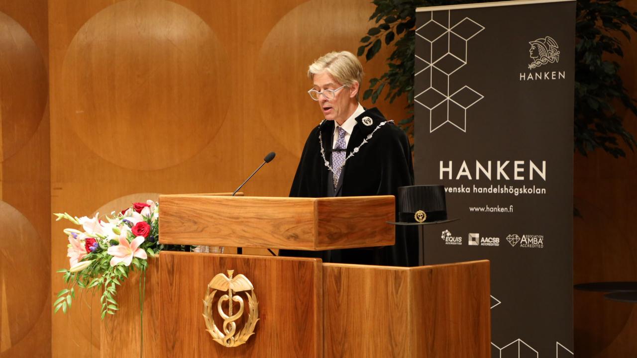 Rektor Ingmar Björkman vid talarpodiet på inskriptionen 2022