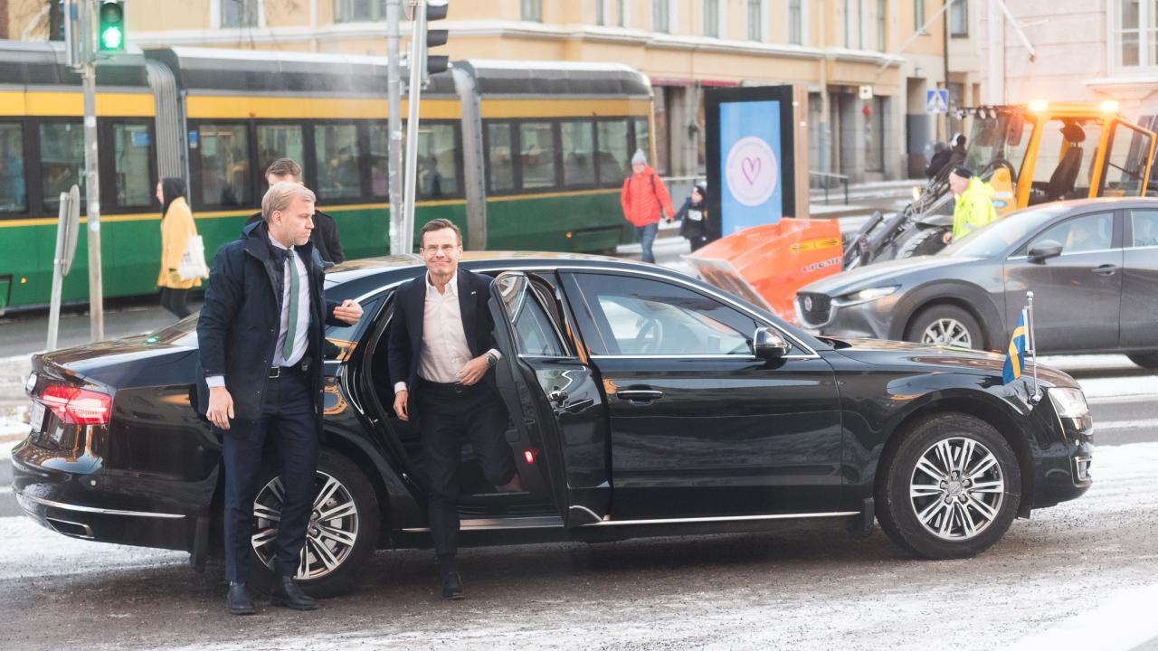 Ulf Kristersson stiger ur bilen på Hanken