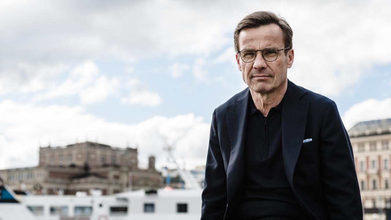 Ulf Kristersson med stadssilhouette i bakgrunden