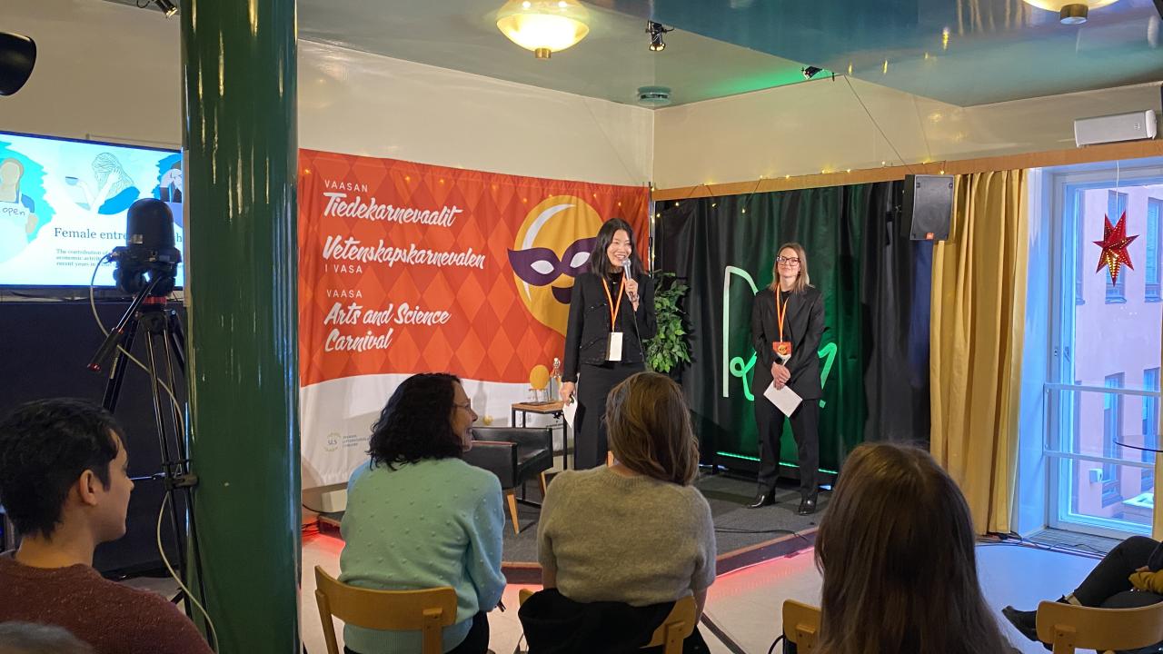 Man Yang och Eva-Lena Lundgren-Henriksson på Vetenskapskarnevalen 2023