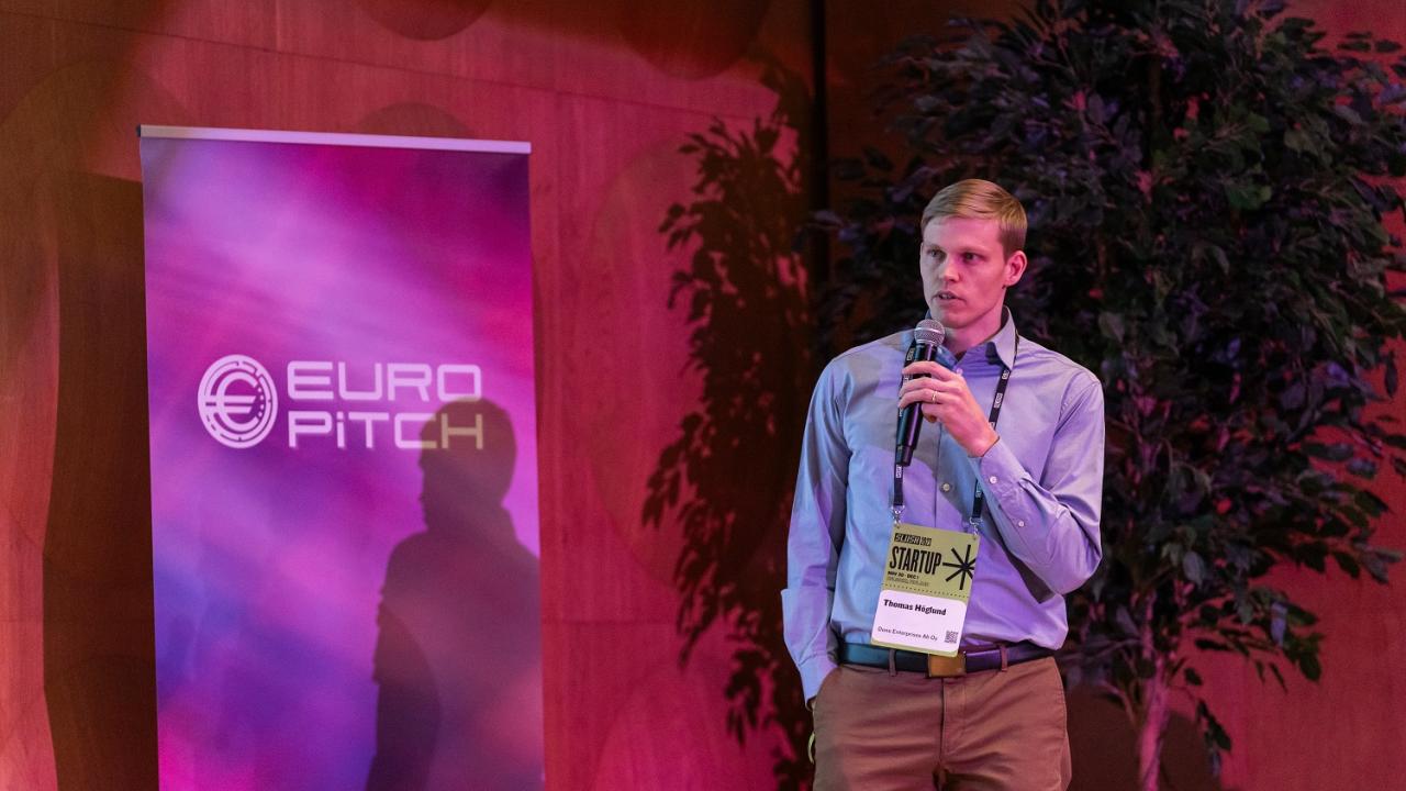 Thomas Höglund presenterar sitt företag på Europitchen
