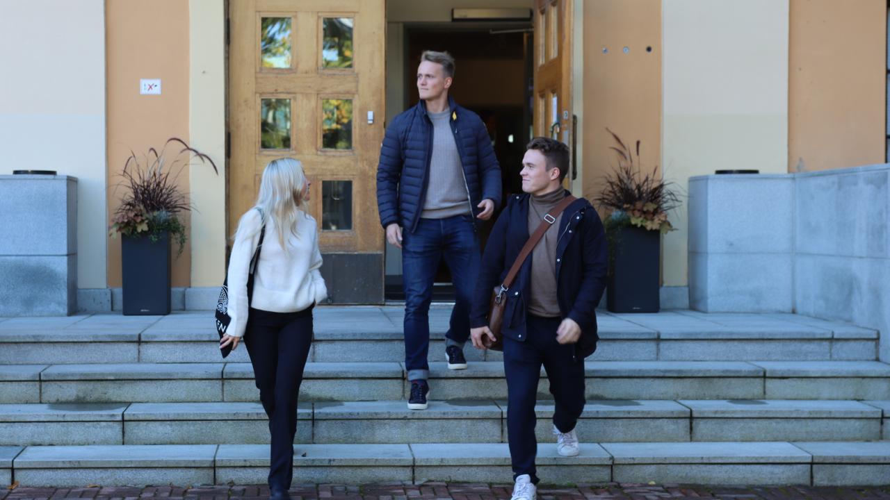 Tre studenter utanför Hanken i Vasa