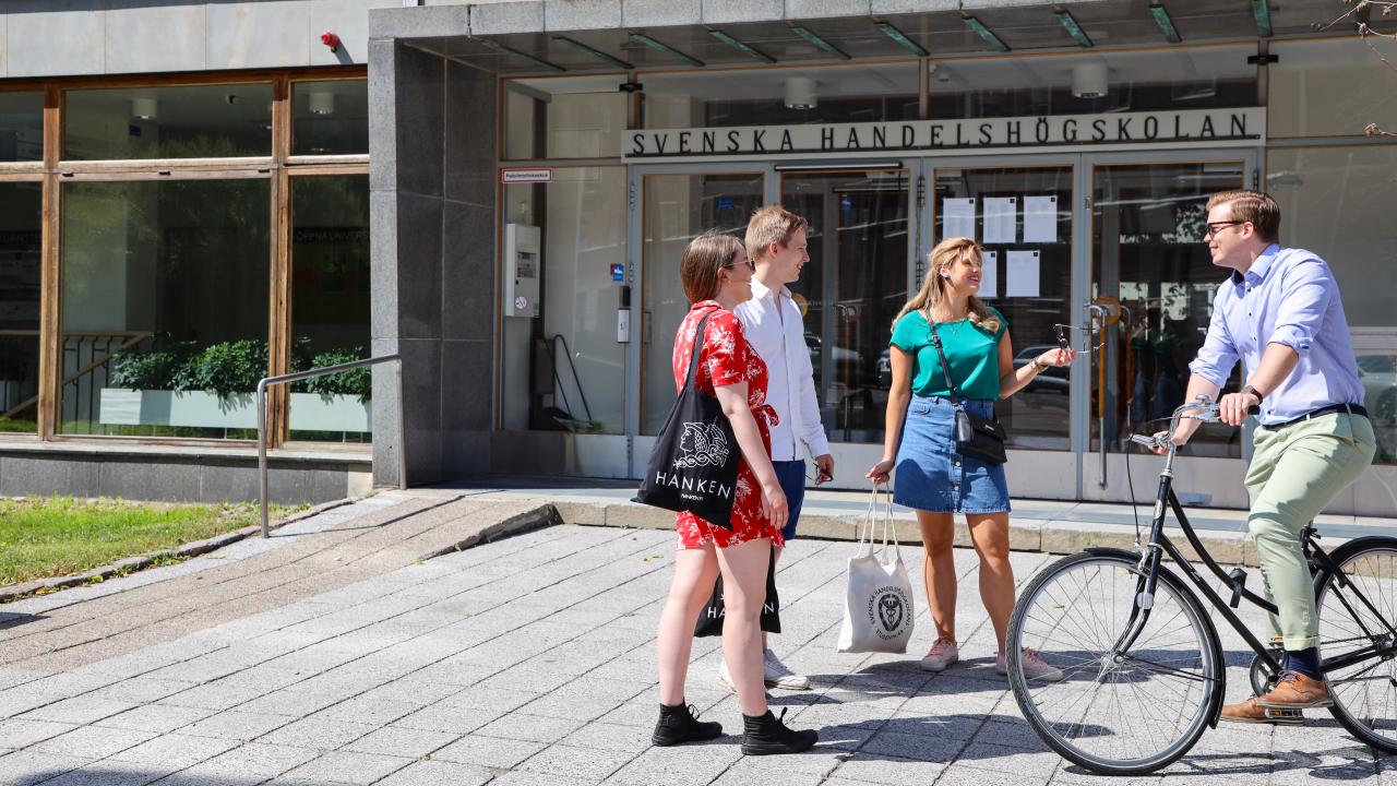 Hanken studenter med cykel