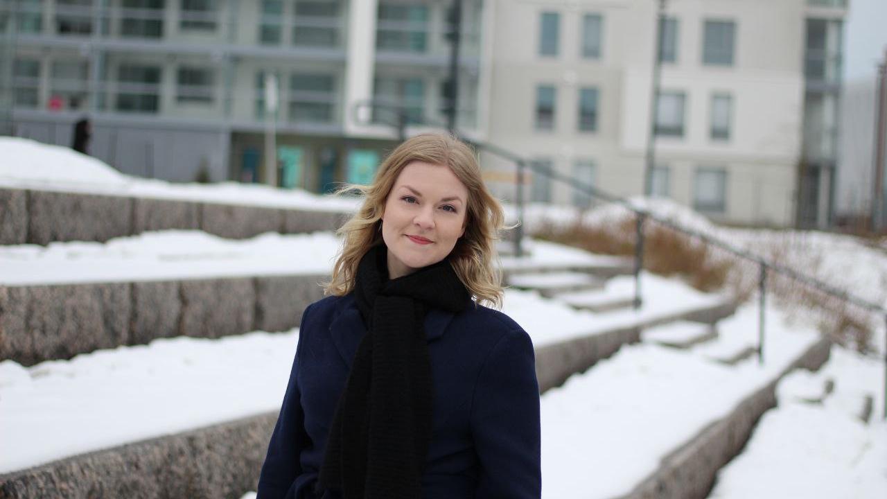 Kvinna framför en snöig trappa