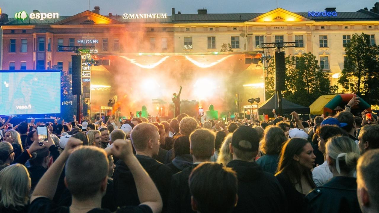 Bild av scenen och publiken under Vaasa Campus Festival 2024 Photo: Satu Aaltonen & Lari Lähde