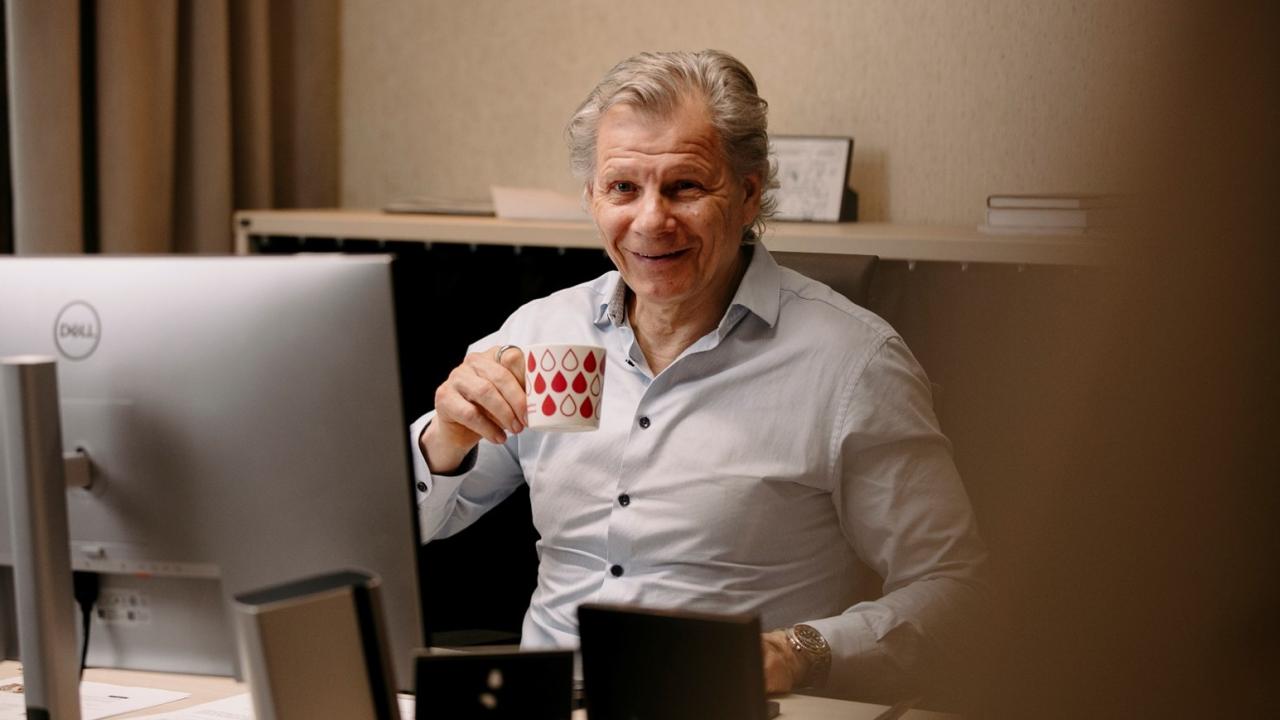 Finance Link's CEO Robert Malmström sitting at his office desk.