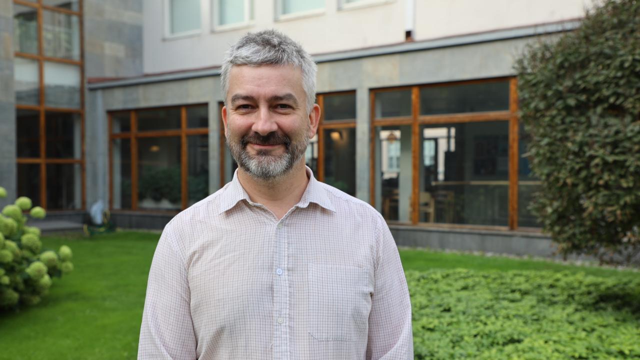 Wojciech Piotrowicz outside of Hanken School of Economics