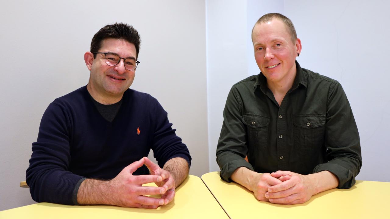 Philippe Saade and Daniil Pokidko sitting at a table at Hanken.