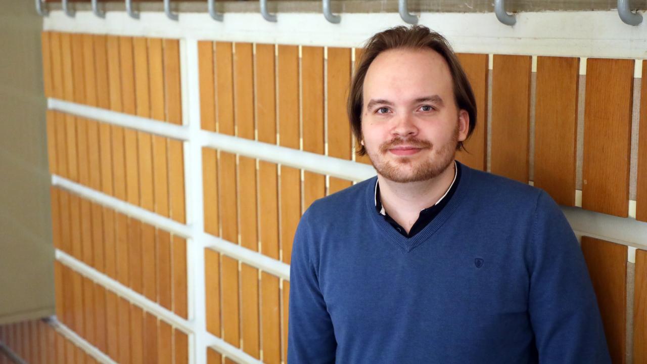 Axel Aarnio standing at the staircase at Hanken.
