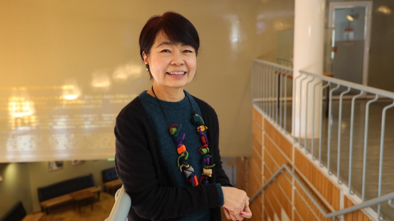 University lecturer Maria Gajitos standing in Hankens corridor.
