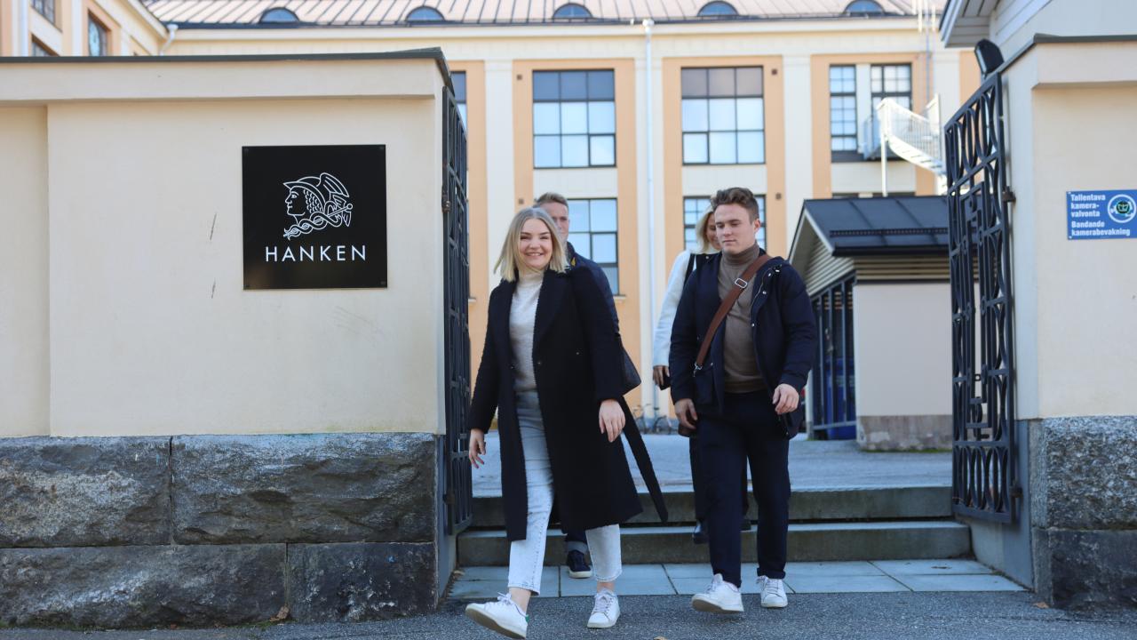 Några studerande lämnar Hanken-byggnaden i Vasa.