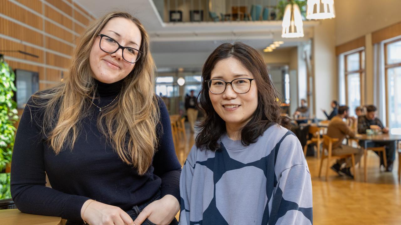 Katia De La Guardia Westerdahl and Rie Koshida standing in the Hanken foyer.
