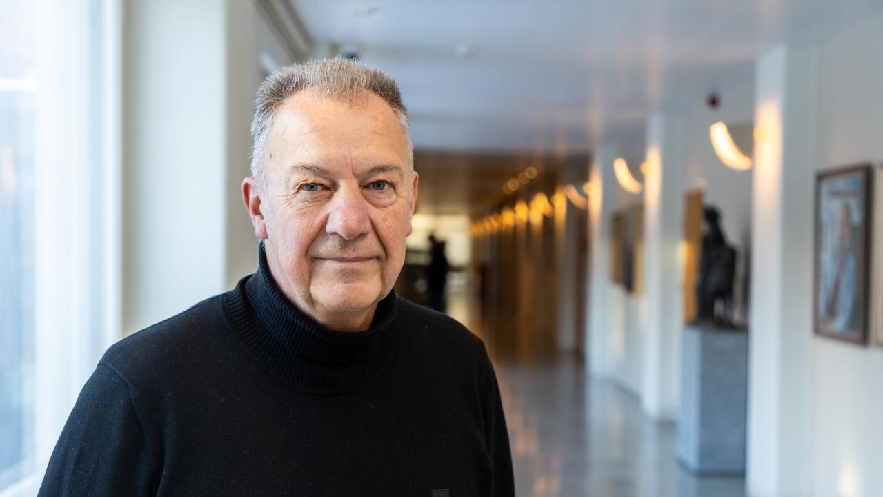Professor Günter Stahl from WU standing in the Hanken corridor