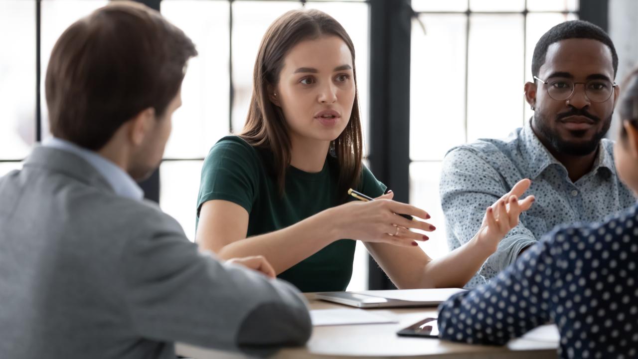 Fyra personer runt ett förhandlingsbord