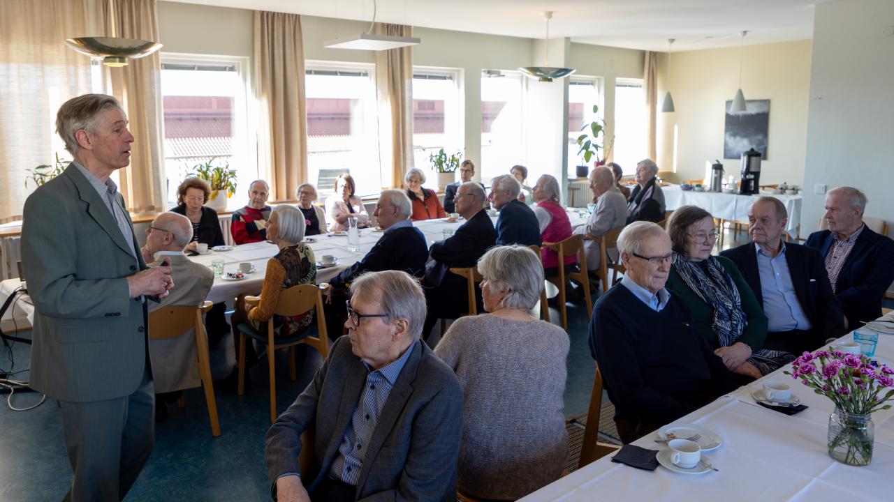 People sitting and listening to Hanken's Rector at an alumni event