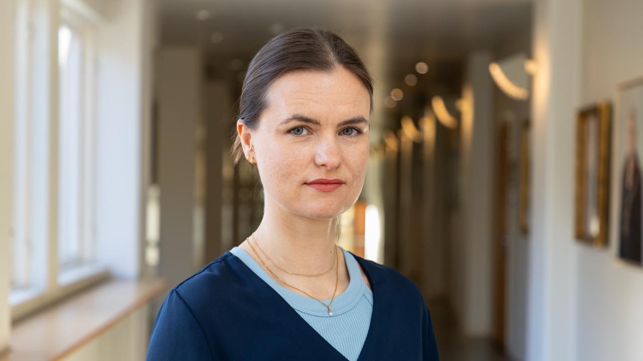 Porträtt av sofia med Hankens korridor i bakgrund 