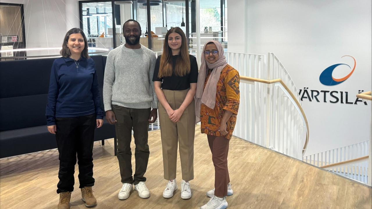 Ayesha Ahmed and employees in the Wärtsilä office.