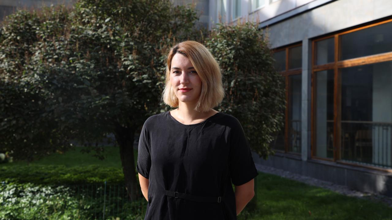 Anna Dziuba framför Hankenbyggnaden och ett träd