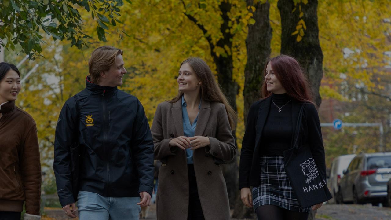 Four Hankenstudents walking outside