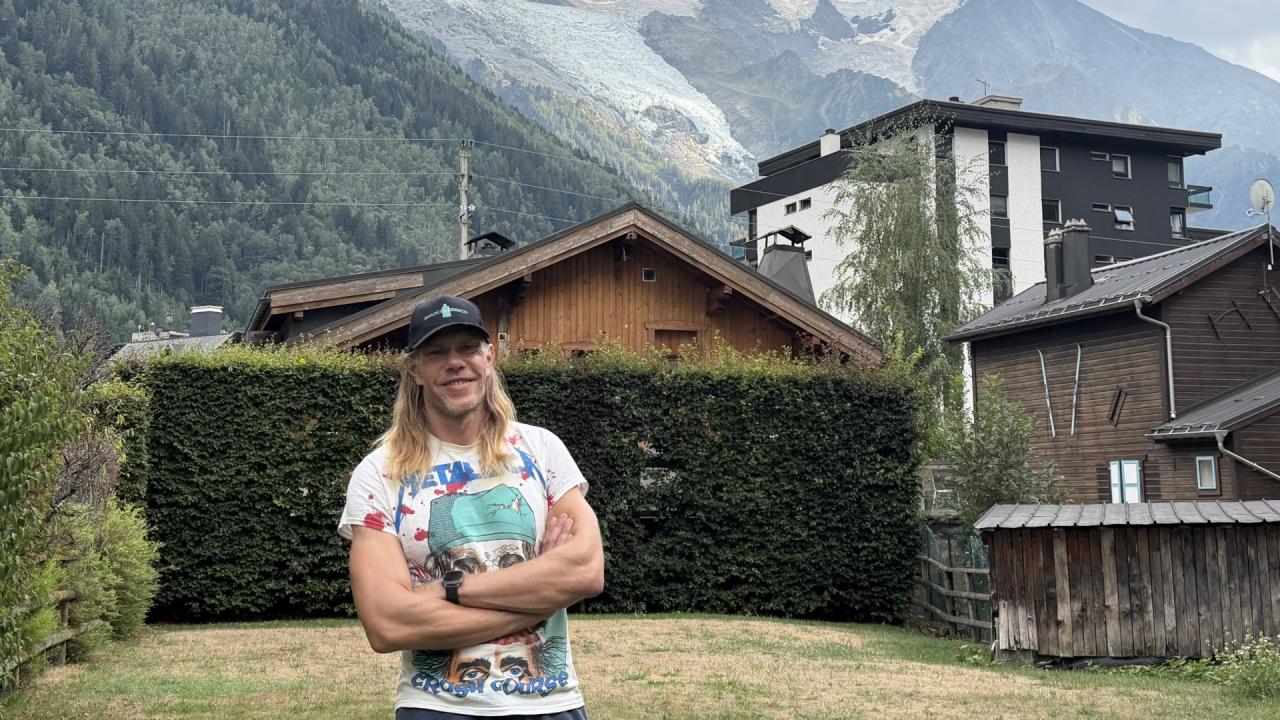 Marcus Räder standing in his yard, looking into the camera.