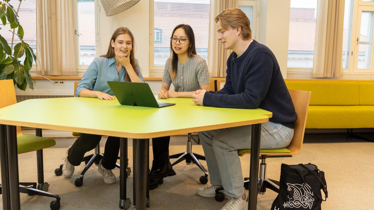 Studenter vid ett bord