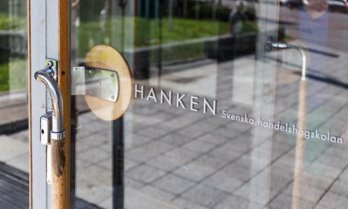 Dörrhandtaget på Hankens ytterdörr vid huvudingången.