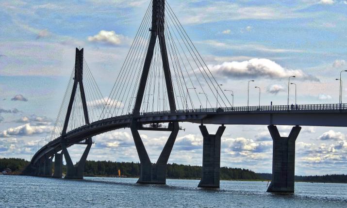 a picture of the replot bridge in Vaasa