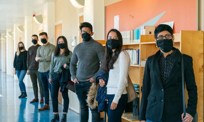 Studenter i korridåren med masker på