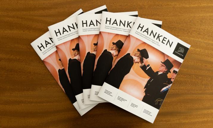 Tryckta exemplar av Magasinet Hanken på ett bord