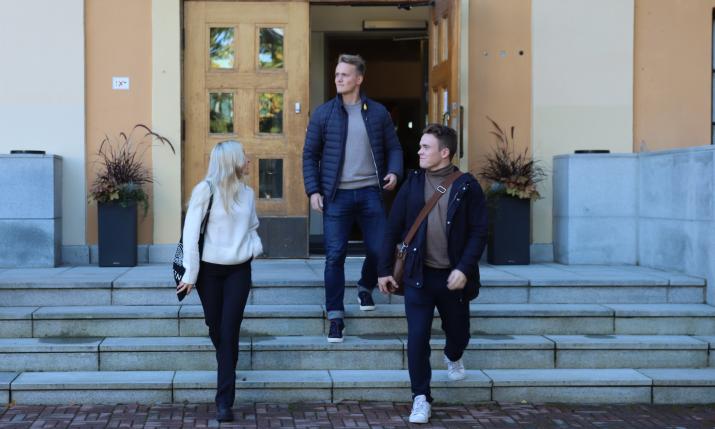 Three students outside the Hanken building in Vaasa