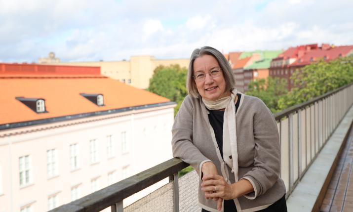 Associate Professor Pia Polsa standing on a balcony at Hanken.